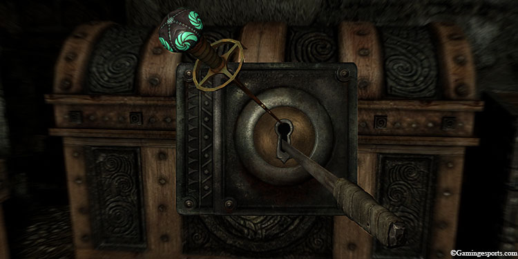 lockpicking-a-chest-with-skeleton-key